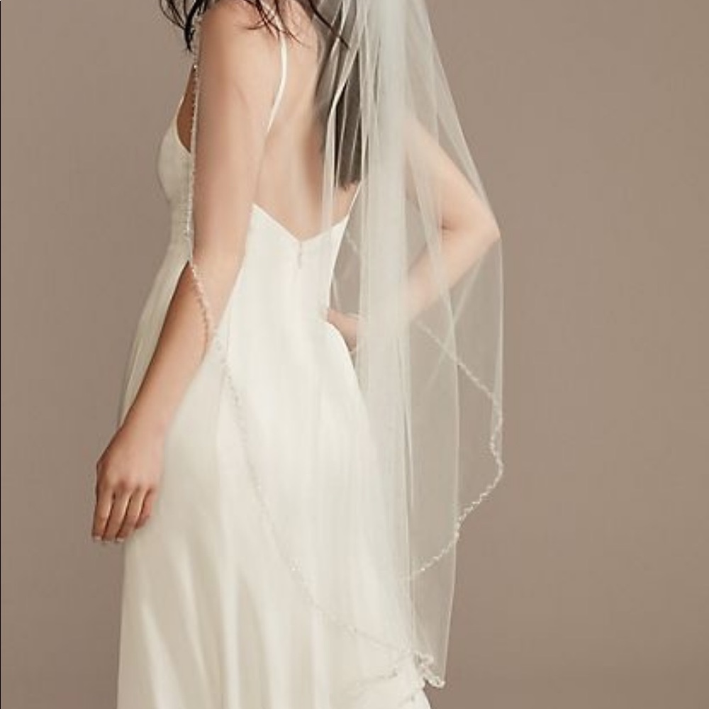 Clear beaded-edge mid-length veil